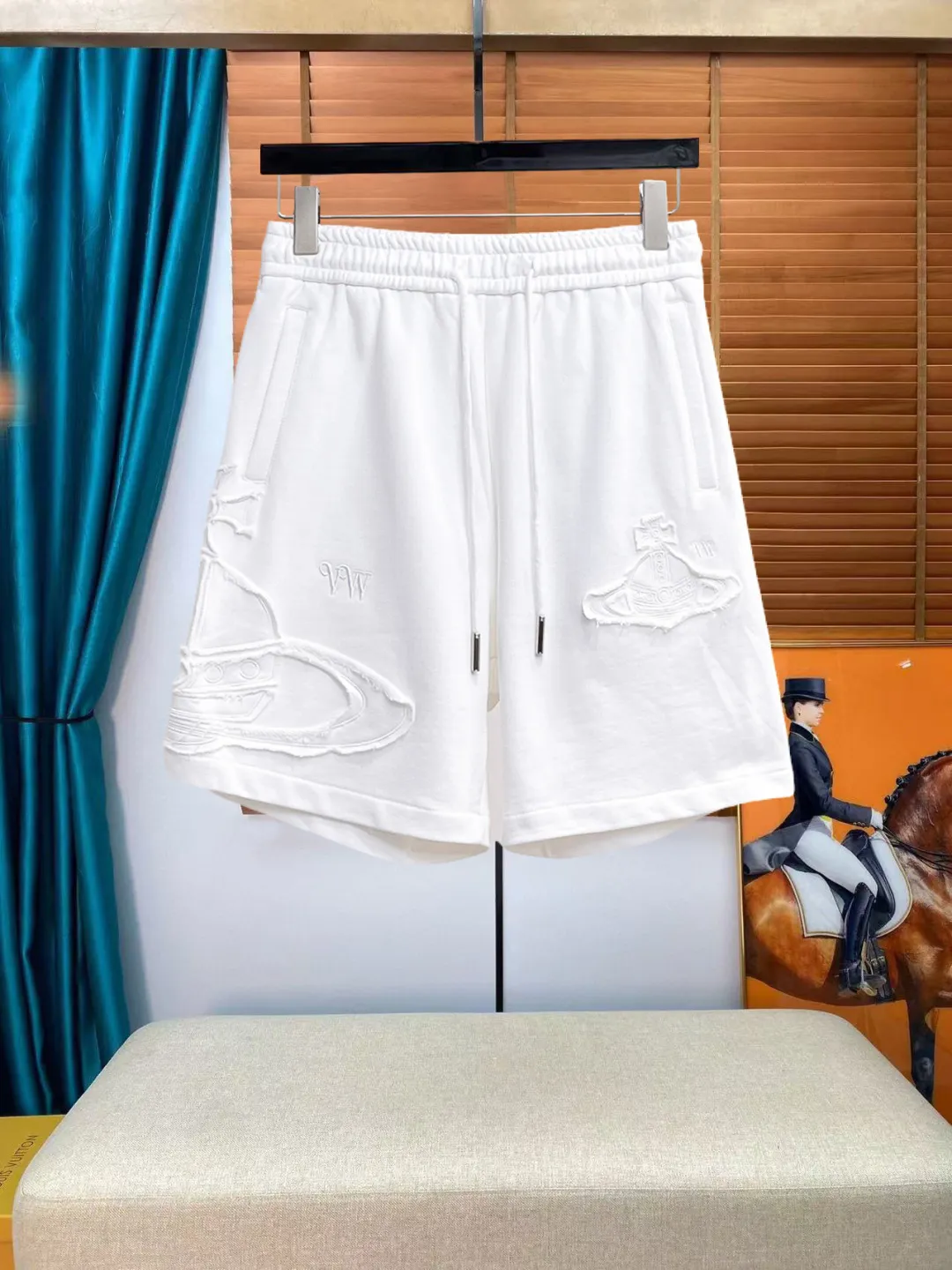 The Queen Mother's three-standard complete 2026 summer New Arrival men's casual shorts, advanced custom-made fabric Breathable fabric, Breathable elasticity and comfort, impeccable details, top-grade accessories, original logo design concept, delicate and soft feel! The upper body fit is awesome! Size: M-XXXL Please state your height and weight when ordering